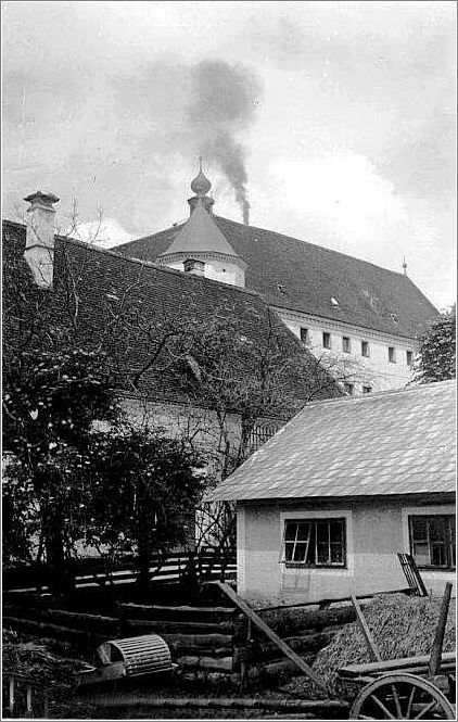 Crematorium belches smoke at hartheim